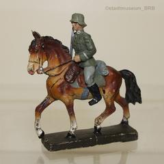 Soldat in Felduniform mit Stahlhelm, reitend – Lineol-Spielwarenfabrik Brandenburg, Produktion 1940 – 1944 (Foto: Stadtmuseum Brandenburg an der Havel)
