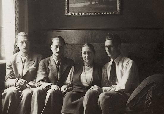 Wally sitzt mit ihren drei Söhnen 1936 auf dem Sofa, alle schauen ernst in die Kamera: es ist das letzte gemeinsame Foto
