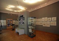 Im großen Saal sind die von Loriot gezeichnete Originalgrafiken ausgestellt, in der Mitte des Raumes stehen Vitrinen und eine Wand mit Fotos